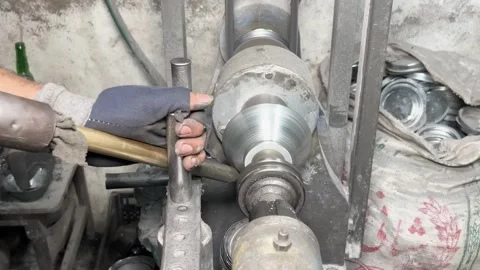 Artisan Spin Forming Aluminium On Workshop Lathe Vídeo Stock 339220001