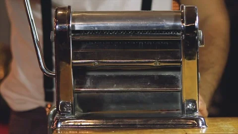 Artisan is using the classic machine Italian to spread the dough with a roller. Stock Footage 101547291