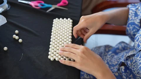 Artisan Weaving Large Pearl Grid Mesh for Handmade Fashion Accessory Vídeos de archivo 333562993