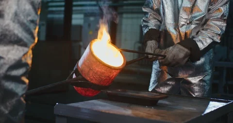 Artisan working, gold melting process. Vidéo 92379315