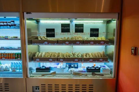 Artisanal Bakery Display Case at Eric Kayser Sunset Town Phu Quoc Foto stock