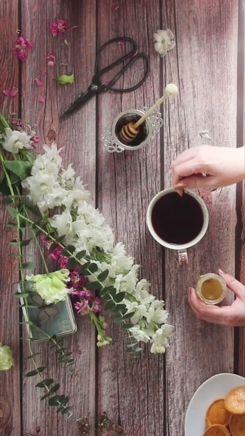 Artisanal Black Tea Infusion Stock-Footage 339267746