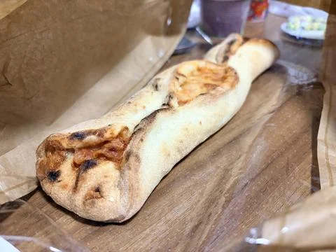 Artisanal Stuffed Bread with Melted Cheese Foto stock