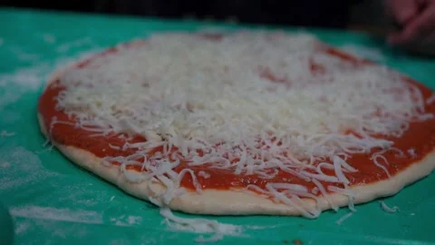The Artisanal Touch Distributing Mozarella for a Perfect Pizza Vídeo Stock 293367643