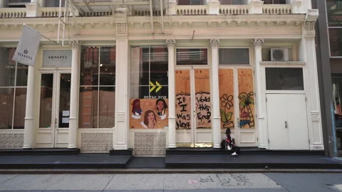 Artist creates BLM message and mural on the barricade board NYC. Stockbeeldmateriaal 147421459
