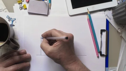 Artist draws a graph decreasing down and an arrow 库存影片 92445731