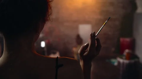 The artist examines the model before drawing Video stock 161014923