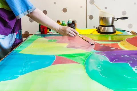 Artist gets second layer of paint on silk fabric Foto stock