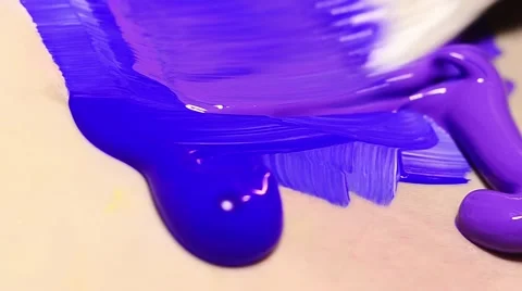 The artist mixes paint on the palette Видео 59086394