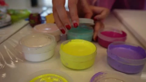 Artist opening multiple paint container at art studio Vídeo Stock 255818926