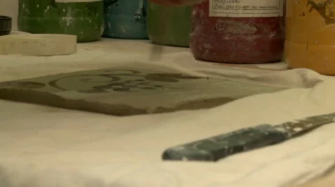 Artist patterning of self-made ceramic tile Vídeos de archivo 67506387