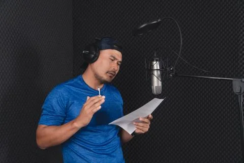 Artist practiced singing in the recording studio. 스톡 사진