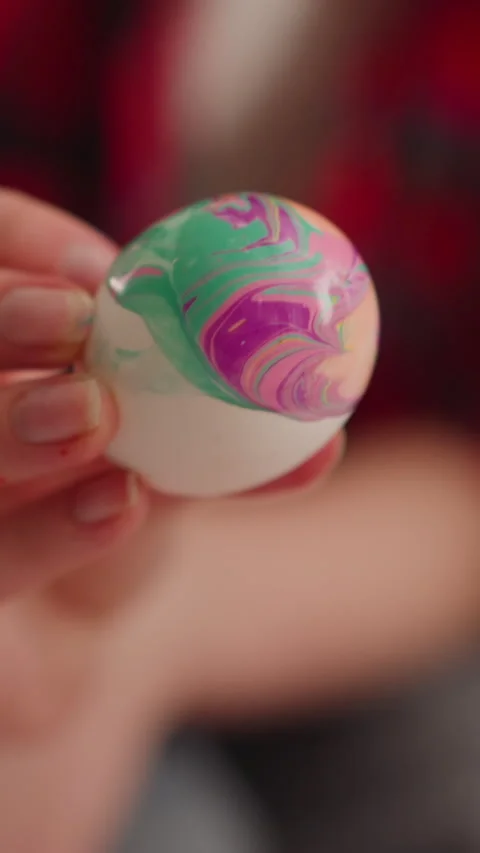 Artist turns vibrant Easter egg with marbling patterns Stock Footage 273591144