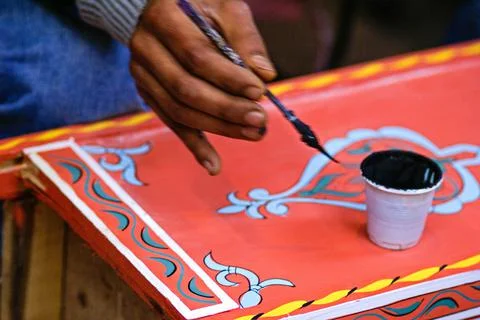 Artista decorando un armario.Zoco de los carpinteros. Marrakech. Marruecos. M Stock Photos