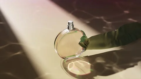 Artistic 3D rendering of a perfume bottle wrapped with a flowing green silk Vidéo 274904443