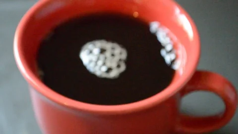 Artistic Defocused Scene of coffee bubbles in Red cup of hot coffee 스톡 동영상 114994708