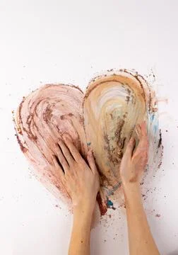 An Artistic Expression of Love: Two Hands Creating a Heart Shape with Earthy Foto stock