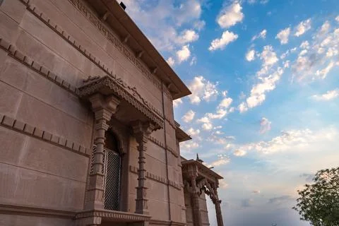Artistic hindu temple with dramatic sunset sky at evening from unique persp.. 库存照片