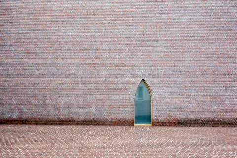 Artistic red bricks wall outside the Unterlinden Museum in Colmar Foto stock