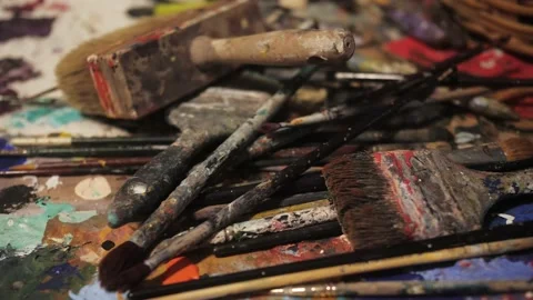 Artist's art workshop. Art tools close up. Brushes, paints, palette, canvas 库存影片 227494060