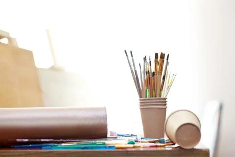Artist's brushes on a table in the studio close-up Foto stock