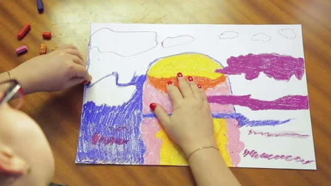 Artist's hand working on a sunset landscape using pastel technique 库存影片 126978872