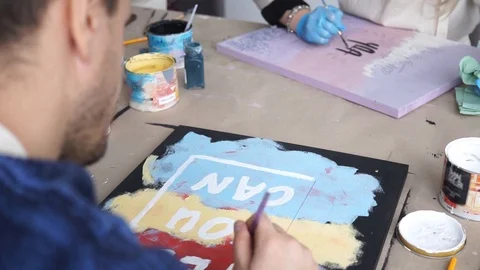 Artists at the joint master class. Draw abstract paintings with inscriptions Vídeo Stock 107780118
