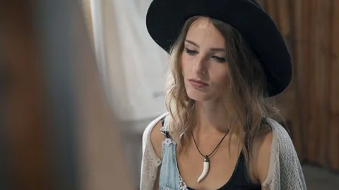 Artist's Look at Picture While Drawing 動画素材 80905193