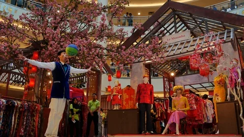 Artists perform acrobatic show at Mid Valley Megamall,KL. 動画素材 103420824