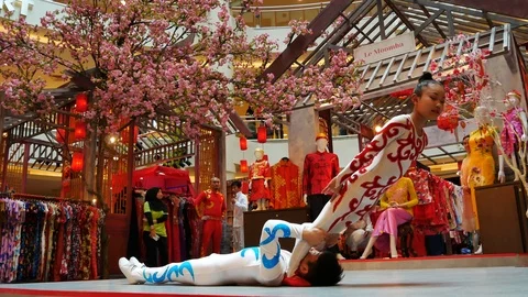 Artists perform acrobatic show at Mid Valley Megamall,KL. 動画素材 103951997