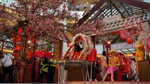 Artists perform acrobatic show at Mid Valley Megamall,KL. 動画素材 103952550