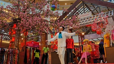 Artists perform acrobatic show at Mid Valley Megamall,KL. Vidéo 103958770