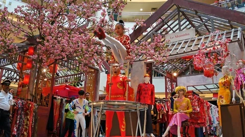 Artists perform acrobatic show at Mid Valley Megamall,KL. Видео 103959157