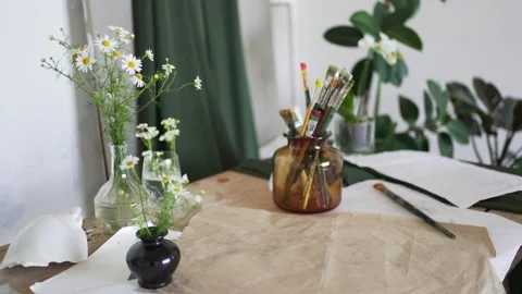 The artist's room. A table for the painter work. Brushes and drawing tools 库存影片 156600483