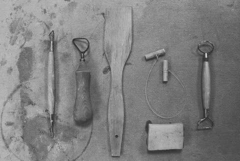 Artist's toolkit for decorating patterns and shapes of clay sculptures Foto stock