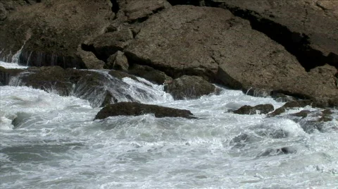 Aruba Cliff Waves-cu-zoom Stock Footage