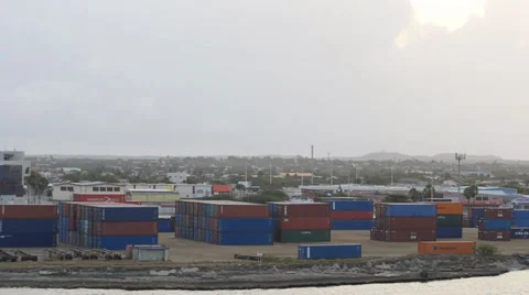 Aruba containers pass by Stockbeeldmateriaal 32113736