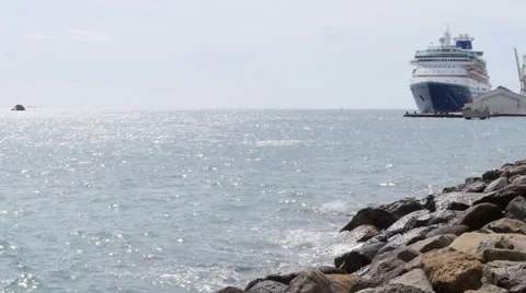 Aruba waves cruise ship Stockbeeldmateriaal 32116605