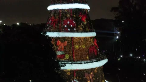 Arvore de natal noite close drone Stock Footage 153549706