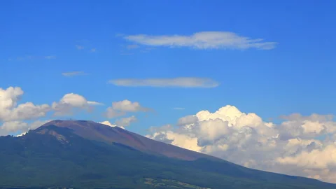 Asama Mountain and the Flowing Clouds Vídeo Stock 330366414