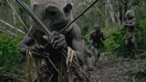 Asaro Mudmen Warrior Walking Through Jungle With Children Papua New Guinea Stock-Footage 330423904