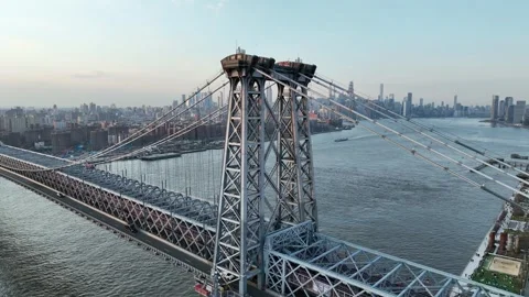 Ascend Beside the Williamsburg Bridge Tower Over the East River Stockbeeldmateriaal 344752545