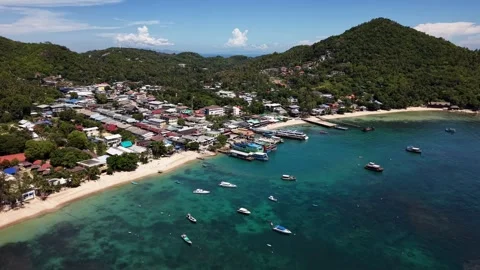 Ascending Drone Flight Over Koh Tao Bay and Tropical Village, Thailand Vidéo 337345337
