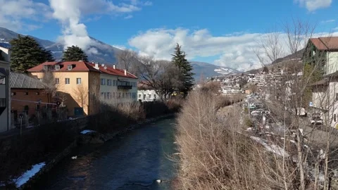 Ascending Drone Flight Over River Revealing Bressanone Town at 20m Altit Vídeo Stock 335838417