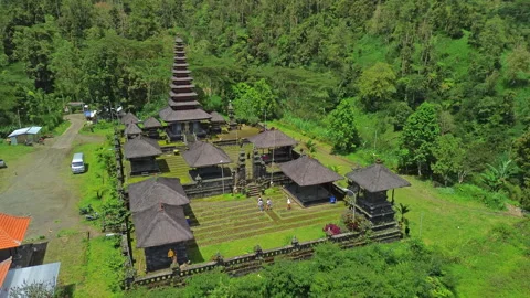 Ascending drone pull-up from Pura Pengubengan Balinese Hindu temple, Bali 스톡 동영상 336484029
