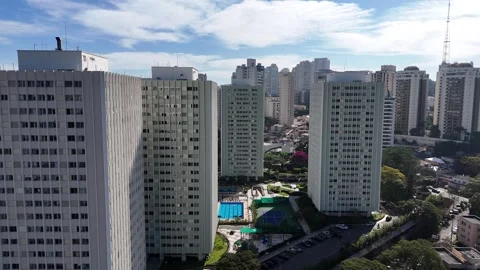 Ascending forward drone tracking shot revealing a cityscape of high-rise Vídeo Stock 341663780