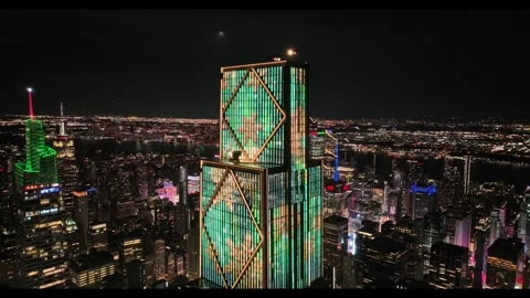 Ascending Pull Back Off Green Lit JPMorgan Chase Crown Above Midtown Vídeo Stock 342650583