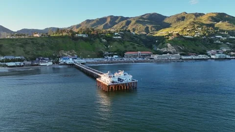 Ascending Pull Back From Malibu Pier And Coastal Hills At Golden Hour Vídeo Stock 342652391