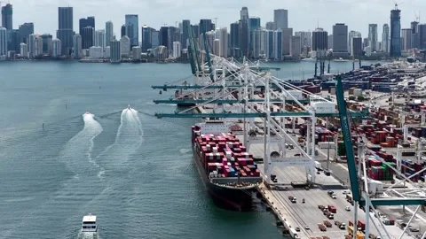 Ascending pull back over PortMiami container cranes and downtown skyline Vídeo Stock 342648160