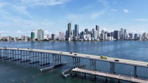 Ascending pull back over Rickenbacker Causeway to Miami downtown skyline Vídeo Stock 342646757